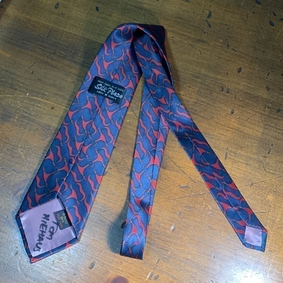 Silk Plaza navy with red and green horse-bits as the pattern silk necktie - Picture 6 of 7